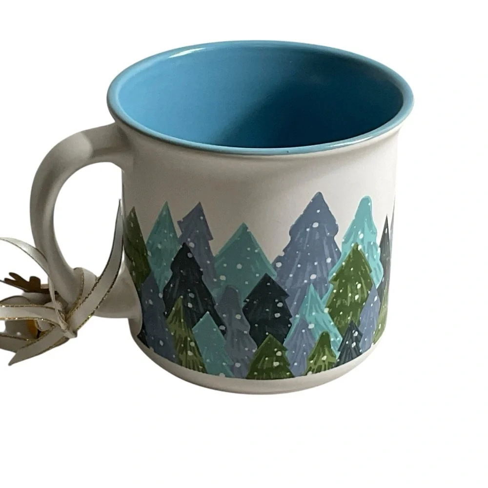 Snowy mountain winter scene mug. NWT